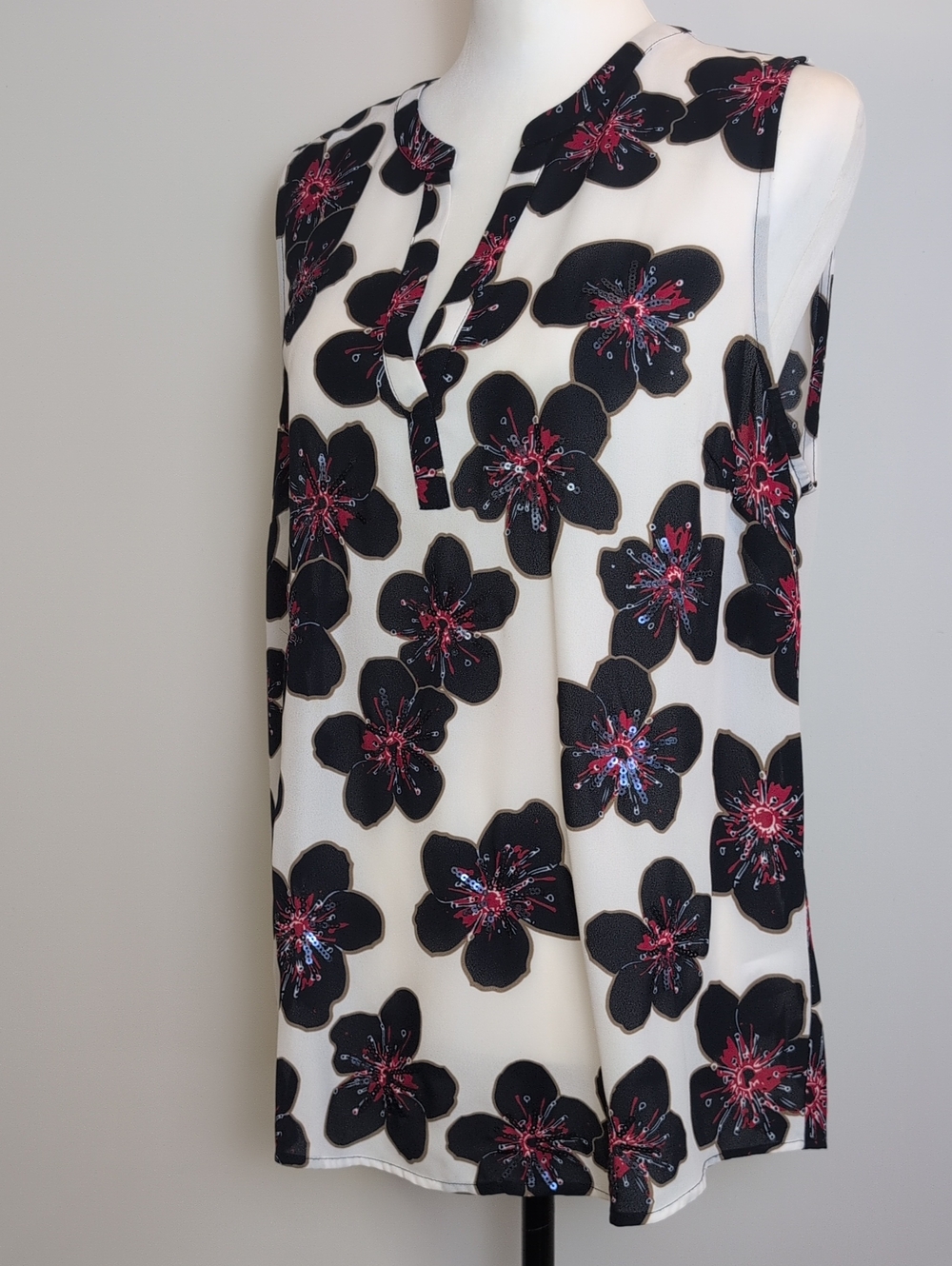 Roz & Ali Black & White Sleeveless Floral V-Neck Cami with Red & Blue Beading